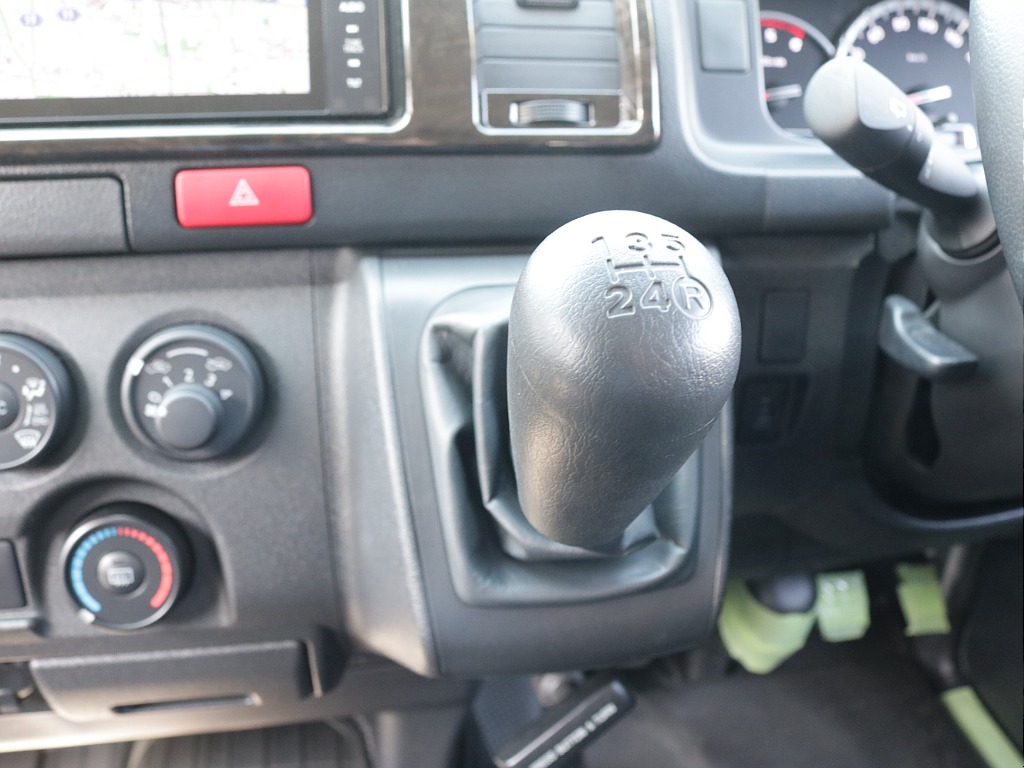 平成２９年式ハイエースＶＤＸロングＧＬパッケージ３０００ディーゼル４ＷＤ希少５速ＭＴ車両入庫！！ＴＲＤフロントバンパー純正１５インチアルミＬＥＤヘッドライトリアクーラーリアヒーター装備車両入庫！！