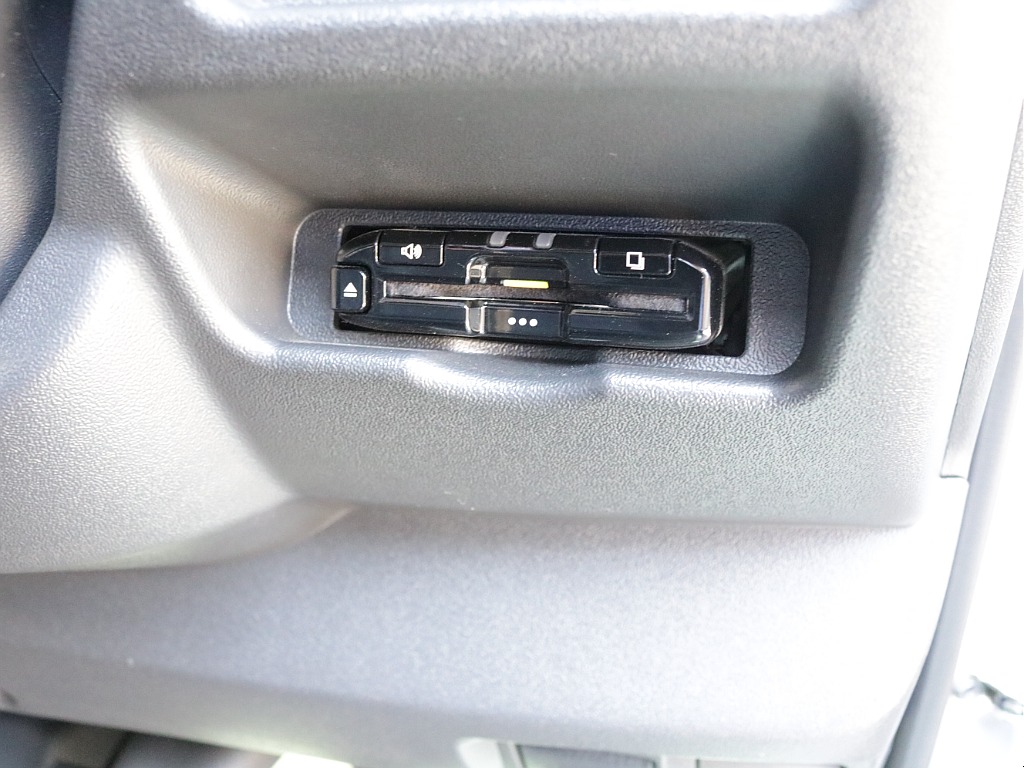 平成２９年式ハイエースＶＤＸロングＧＬパッケージ３０００ディーゼル４ＷＤ希少５速ＭＴ車両入庫！！ＴＲＤフロントバンパー純正１５インチアルミＬＥＤヘッドライトリアクーラーリアヒーター装備車両入庫！！