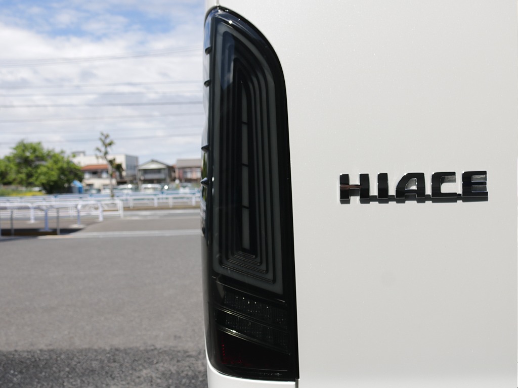 令和６年式ワイドＶダークプライムⅡ２８００ディーゼルターボ！オリジナル１８インチアルミ１インチローダウン済み！床張パネルベットＫＩＴ装着！