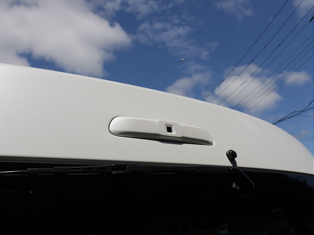 令和６年式ワイドＶダークプライムⅡ２８００ディーゼルターボ！オリジナル１８インチアルミ１インチローダウン済み！床張パネルベットＫＩＴ装着！