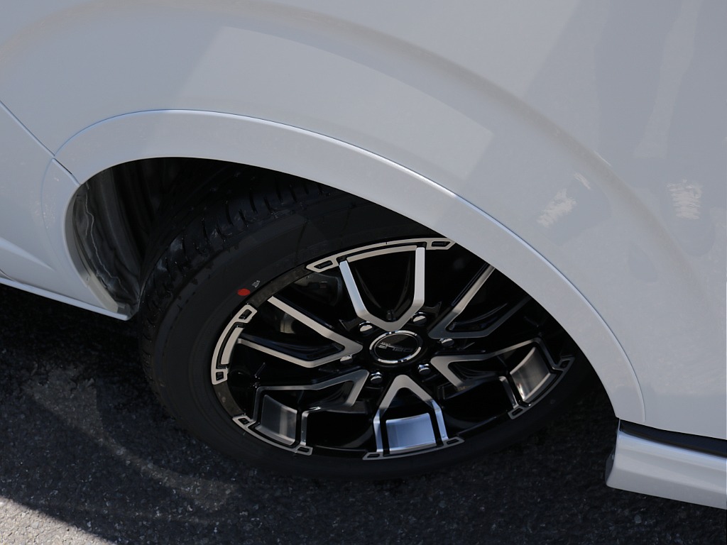 令和６年式ワイドＶダークプライムⅡ２８００ディーゼルターボ！オリジナル１８インチアルミ１インチローダウン済み！床張パネルベットＫＩＴ装着！