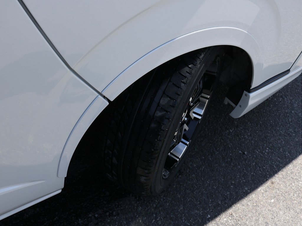 令和６年式ワイドＶダークプライムⅡ２８００ディーゼルターボ！オリジナル１８インチアルミ１インチローダウン済み！床張パネルベットＫＩＴ装着！