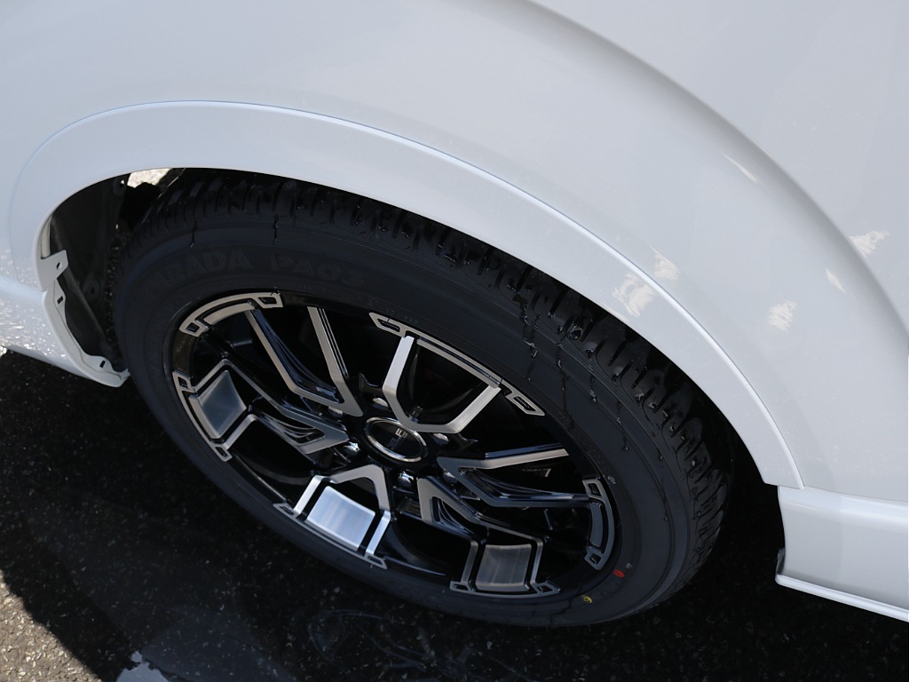 令和６年式ワイドＶダークプライムⅡ２８００ディーゼルターボ！オリジナル１８インチアルミ１インチローダウン済み！床張パネルベットＫＩＴ装着！