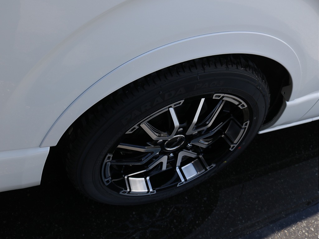 令和６年式ワイドＶダークプライムⅡ２８００ディーゼルターボ！オリジナル１８インチアルミ１インチローダウン済み！床張パネルベットＫＩＴ装着！