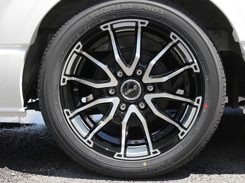 令和６年式ワイドＶダークプライムⅡ２８００ディーゼルターボ！オリジナル１８インチアルミ１インチローダウン済み！床張パネルベットＫＩＴ装着！