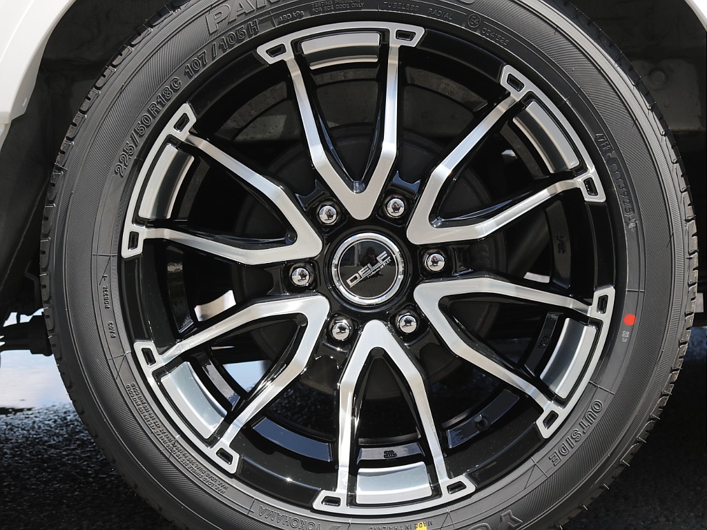 令和６年式ワイドＶダークプライムⅡ２８００ディーゼルターボ！オリジナル１８インチアルミ１インチローダウン済み！床張パネルベットＫＩＴ装着！