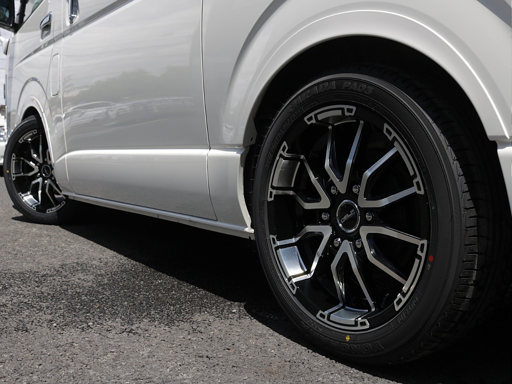 令和６年式ワイドＶダークプライムⅡ２８００ディーゼルターボ！オリジナル１８インチアルミ１インチローダウン済み！床張パネルベットＫＩＴ装着！