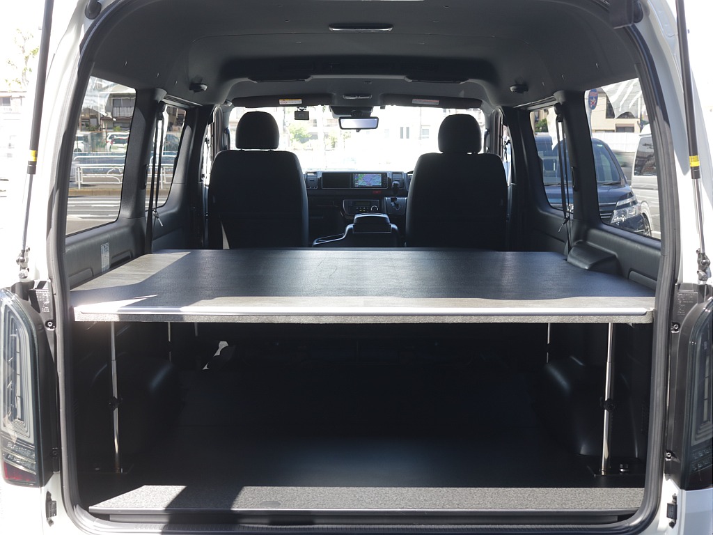 令和６年式ワイドＶダークプライムⅡ２８００ディーゼルターボ！オリジナル１８インチアルミ１インチローダウン済み！床張パネルベットＫＩＴ装着！