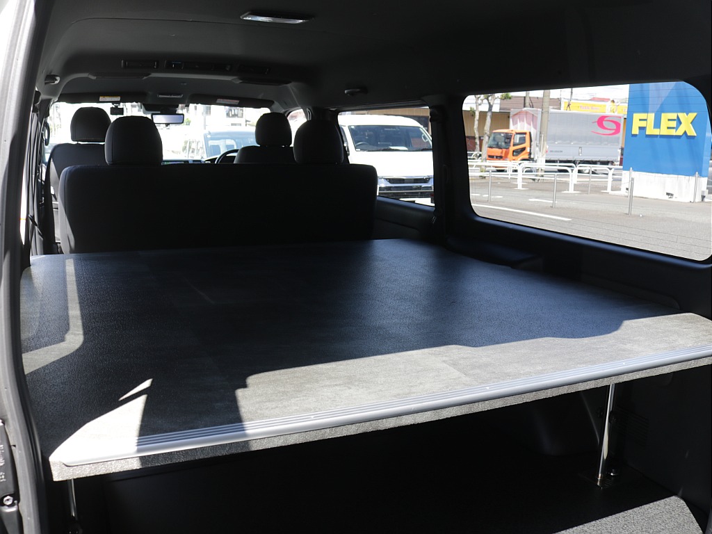 令和６年式ワイドＶダークプライムⅡ２８００ディーゼルターボ！オリジナル１８インチアルミ１インチローダウン済み！床張パネルベットＫＩＴ装着！