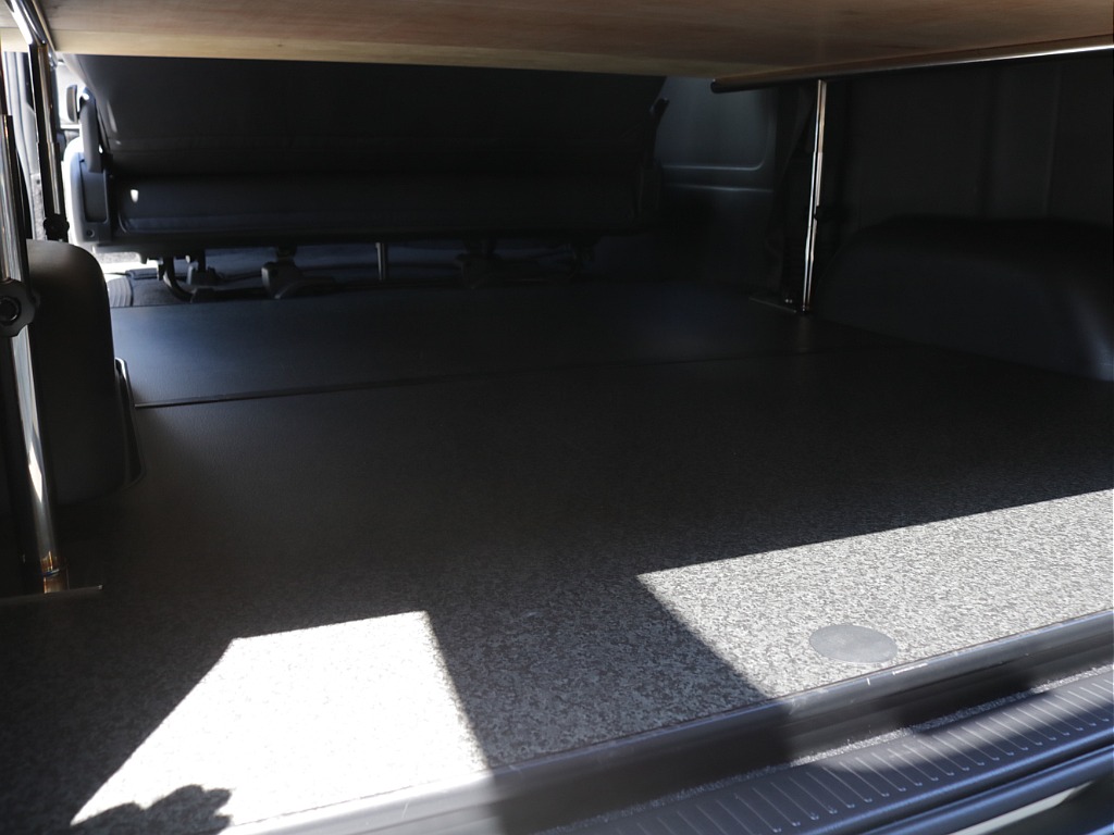 令和６年式ワイドＶダークプライムⅡ２８００ディーゼルターボ！オリジナル１８インチアルミ１インチローダウン済み！床張パネルベットＫＩＴ装着！