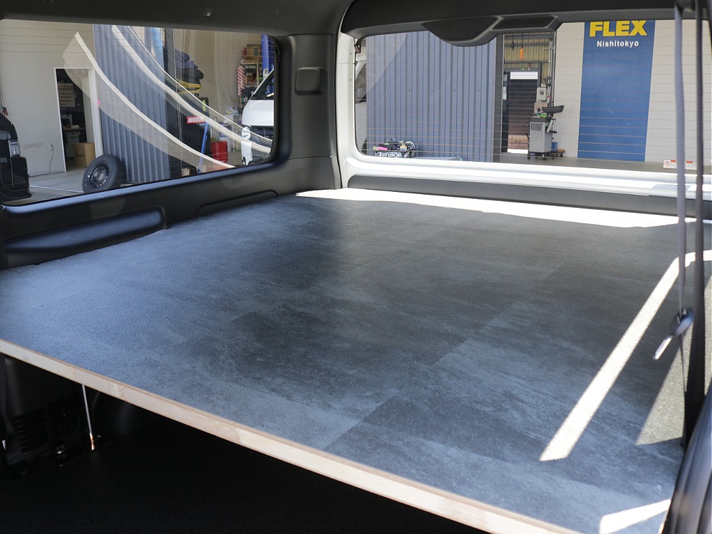 令和６年式ワイドＶダークプライムⅡ２８００ディーゼルターボ！オリジナル１８インチアルミ１インチローダウン済み！床張パネルベットＫＩＴ装着！