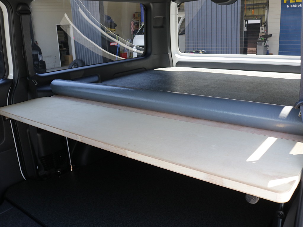 令和６年式ワイドＶダークプライムⅡ２８００ディーゼルターボ！オリジナル１８インチアルミ１インチローダウン済み！床張パネルベットＫＩＴ装着！