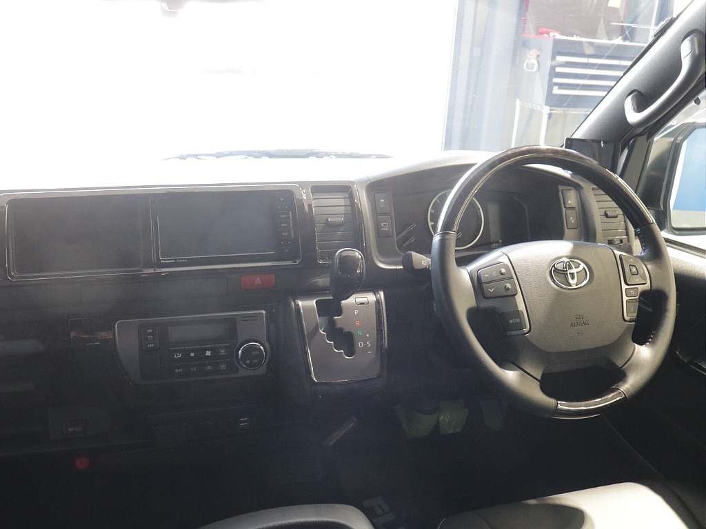 令和６年式ワイドＶダークプライムⅡ２８００ディーゼルターボ！オリジナル１８インチアルミ１インチローダウン済み！床張パネルベットＫＩＴ装着！