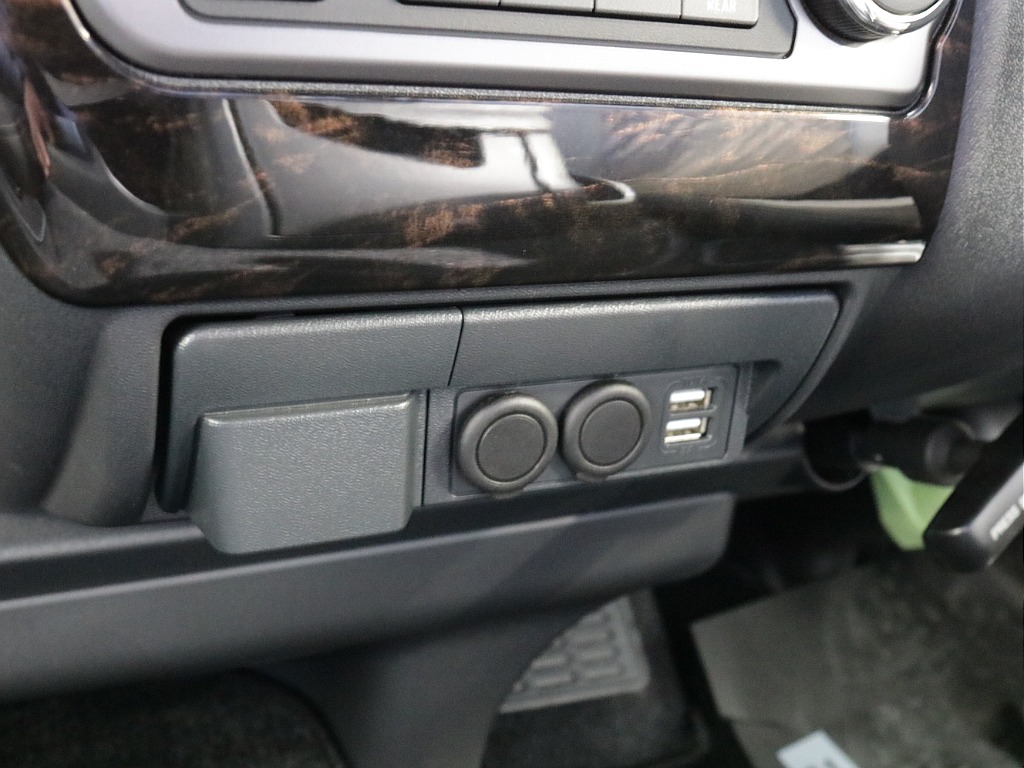 令和６年式ワイドＶダークプライムⅡ２８００ディーゼルターボ！オリジナル１８インチアルミ１インチローダウン済み！床張パネルベットＫＩＴ装着！