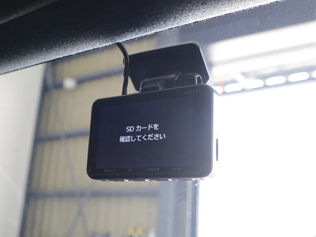 令和６年式ワイドＶダークプライムⅡ２８００ディーゼルターボ！オリジナル１８インチアルミ１インチローダウン済み！床張パネルベットＫＩＴ装着！