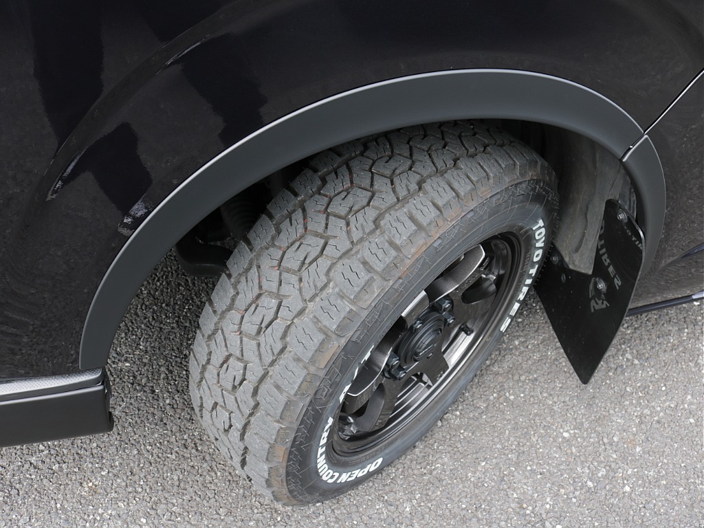 令和５年式ダークプライムⅡ２８００ディーゼル４WDブラックエディション施工済み！新品オリジナルフロントバンパー新品オリジナルオーバーフェンダー新品オリジナルＬＥＤテールレイズ１６インチアルミ装備