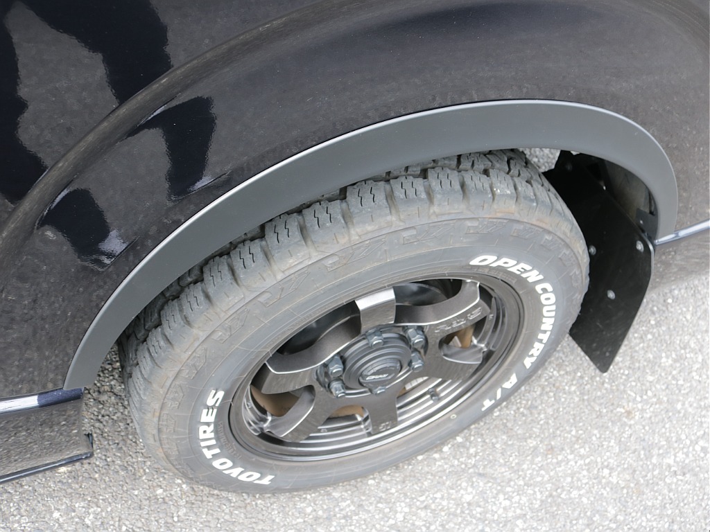 令和５年式ダークプライムⅡ２８００ディーゼル４WDブラックエディション施工済み！新品オリジナルフロントバンパー新品オリジナルオーバーフェンダー新品オリジナルＬＥＤテールレイズ１６インチアルミ装備