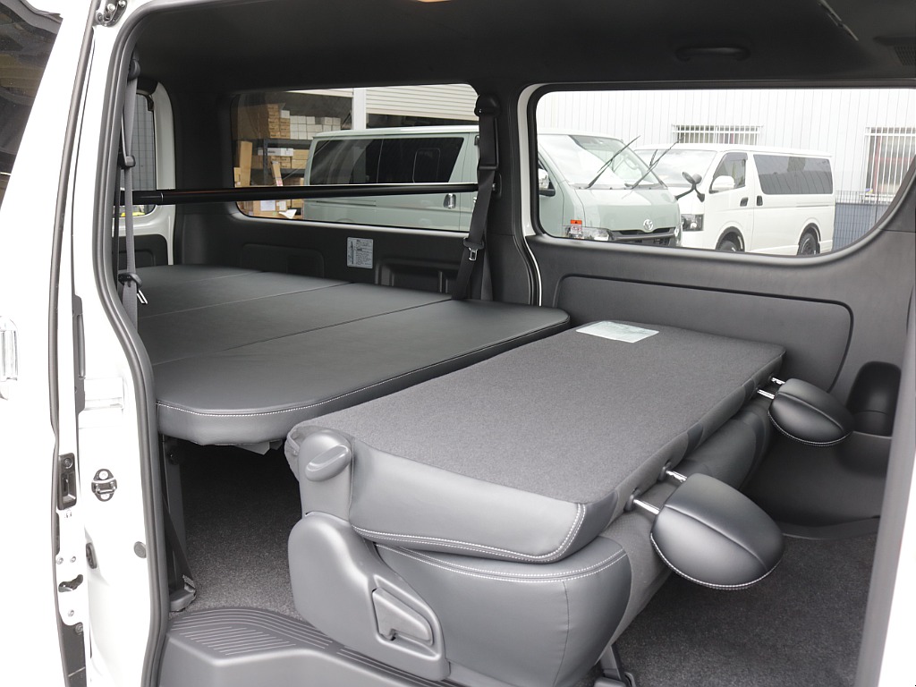 令和８年式ハイエースＶダークプライムⅡ２０００ガソリン２ＷＤカスタム車両入庫！新品オリジナルスポイラー新品オリジナル１７インチアルミ新品オリジナルオーバーフェンダー新品オリジナルＬＥＤテールベット装備