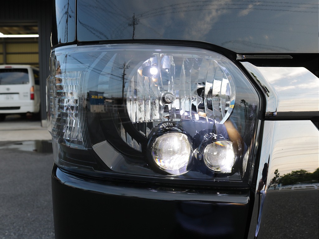 令和７年式ハイエースVダークプライムⅡ２８００ディーゼル４WDカスタム車両入庫！新品オリジナルフロントバンパー新品オリジナル１７インチアルミ新品オリジナルＬＥＤテールパイオニアナビフリップダウン装備！