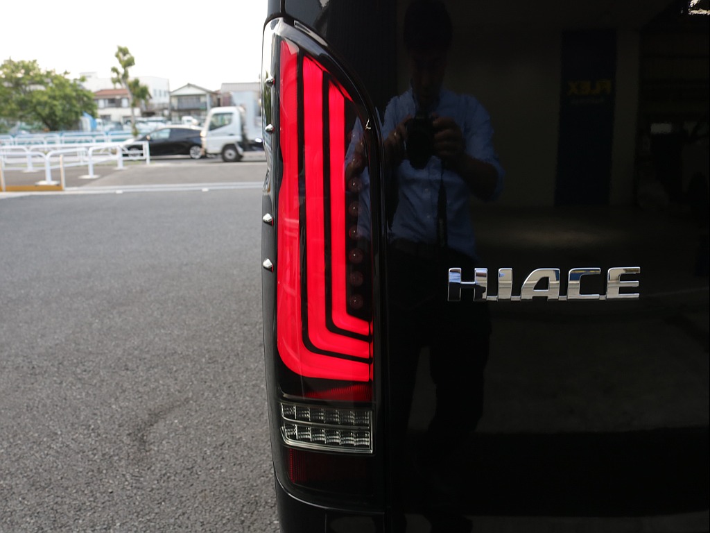 令和７年式ハイエースVダークプライムⅡ２８００ディーゼル４WDカスタム車両入庫！新品オリジナルフロントバンパー新品オリジナル１７インチアルミ新品オリジナルＬＥＤテールパイオニアナビフリップダウン装備！