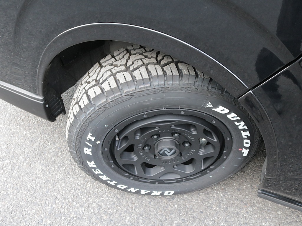 令和７年式ハイエースVダークプライムⅡ２８００ディーゼル４WDカスタム車両入庫！新品オリジナルフロントバンパー新品オリジナル１７インチアルミ新品オリジナルＬＥＤテールパイオニアナビフリップダウン装備！
