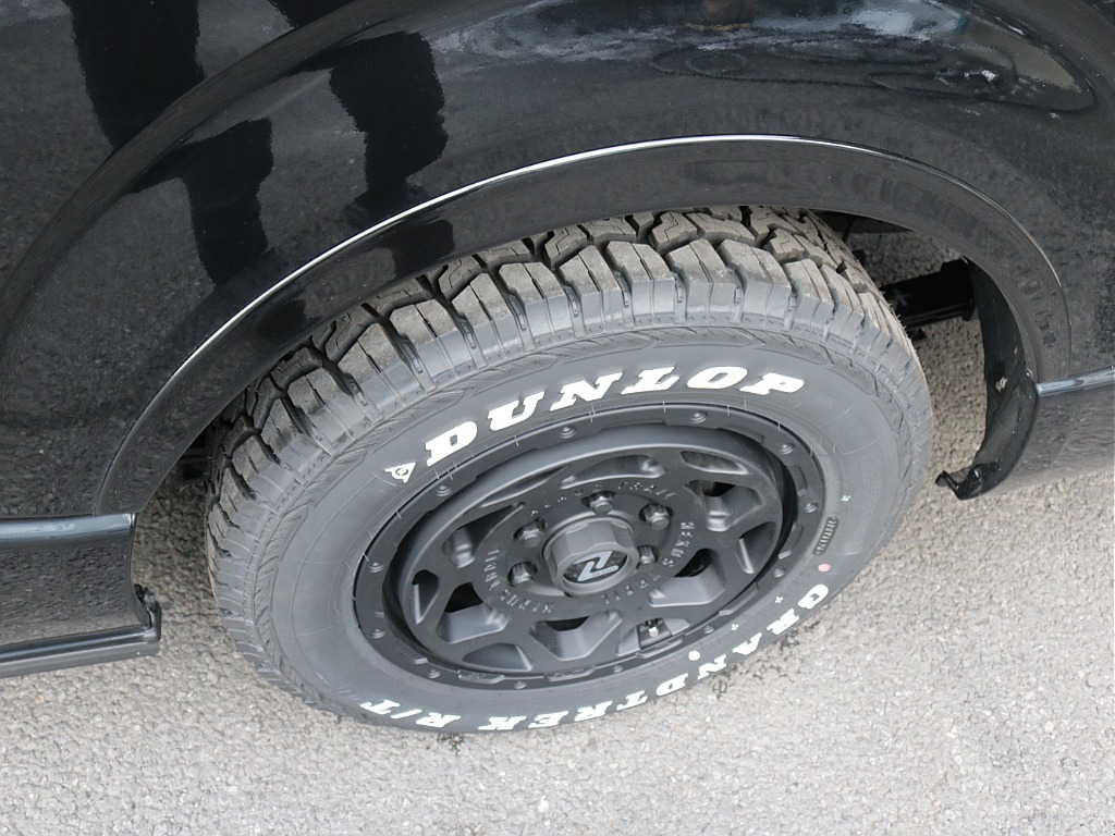 令和７年式ハイエースVダークプライムⅡ２８００ディーゼル４WDカスタム車両入庫！新品オリジナルフロントバンパー新品オリジナル１７インチアルミ新品オリジナルＬＥＤテールパイオニアナビフリップダウン装備！