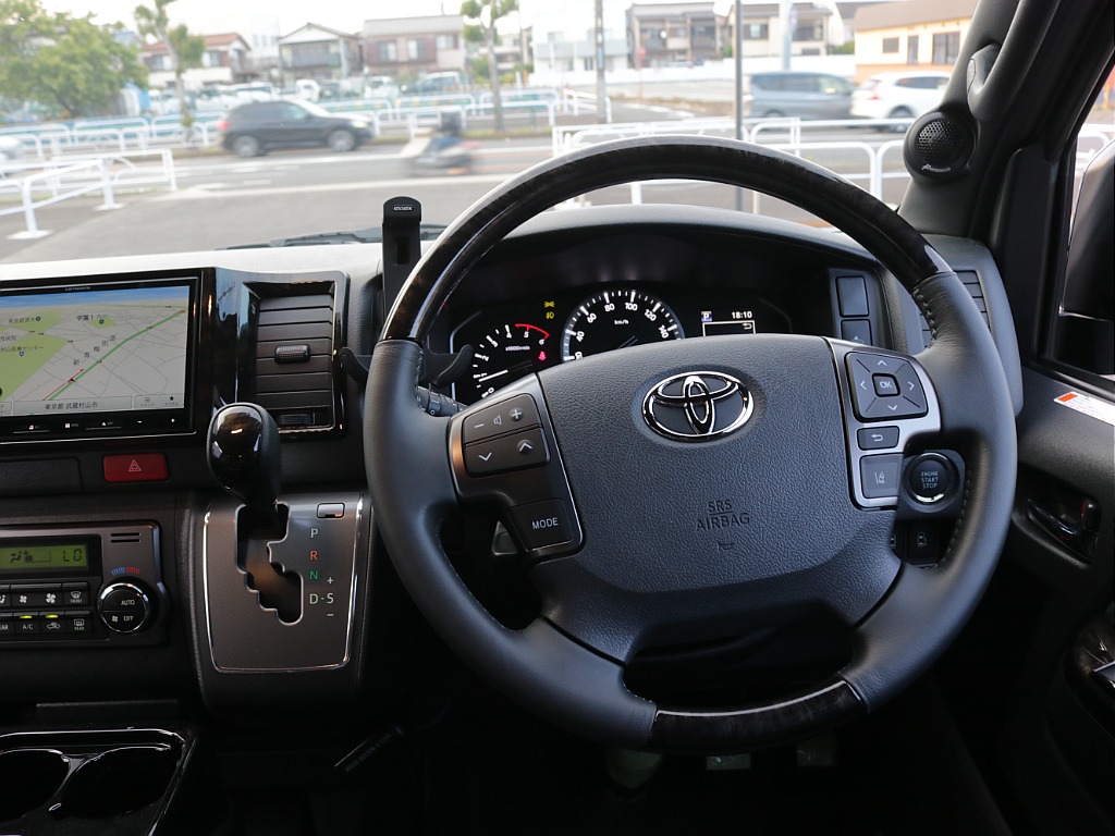 令和７年式ハイエースVダークプライムⅡ２８００ディーゼル４WDカスタム車両入庫！新品オリジナルフロントバンパー新品オリジナル１７インチアルミ新品オリジナルＬＥＤテールパイオニアナビフリップダウン装備！