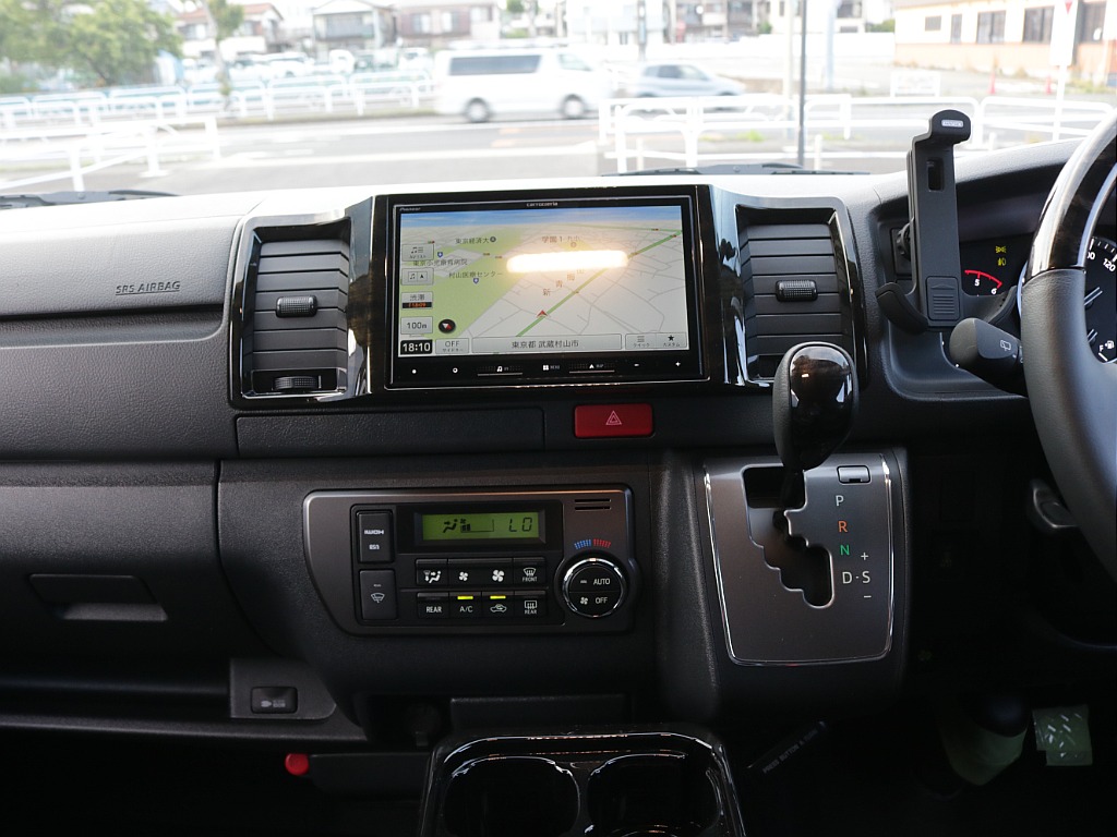 令和７年式ハイエースVダークプライムⅡ２８００ディーゼル４WDカスタム車両入庫！新品オリジナルフロントバンパー新品オリジナル１７インチアルミ新品オリジナルＬＥＤテールパイオニアナビフリップダウン装備！