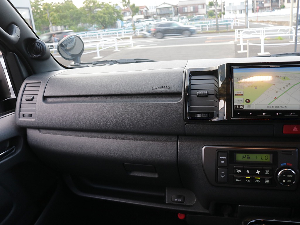 令和７年式ハイエースVダークプライムⅡ２８００ディーゼル４WDカスタム車両入庫！新品オリジナルフロントバンパー新品オリジナル１７インチアルミ新品オリジナルＬＥＤテールパイオニアナビフリップダウン装備！