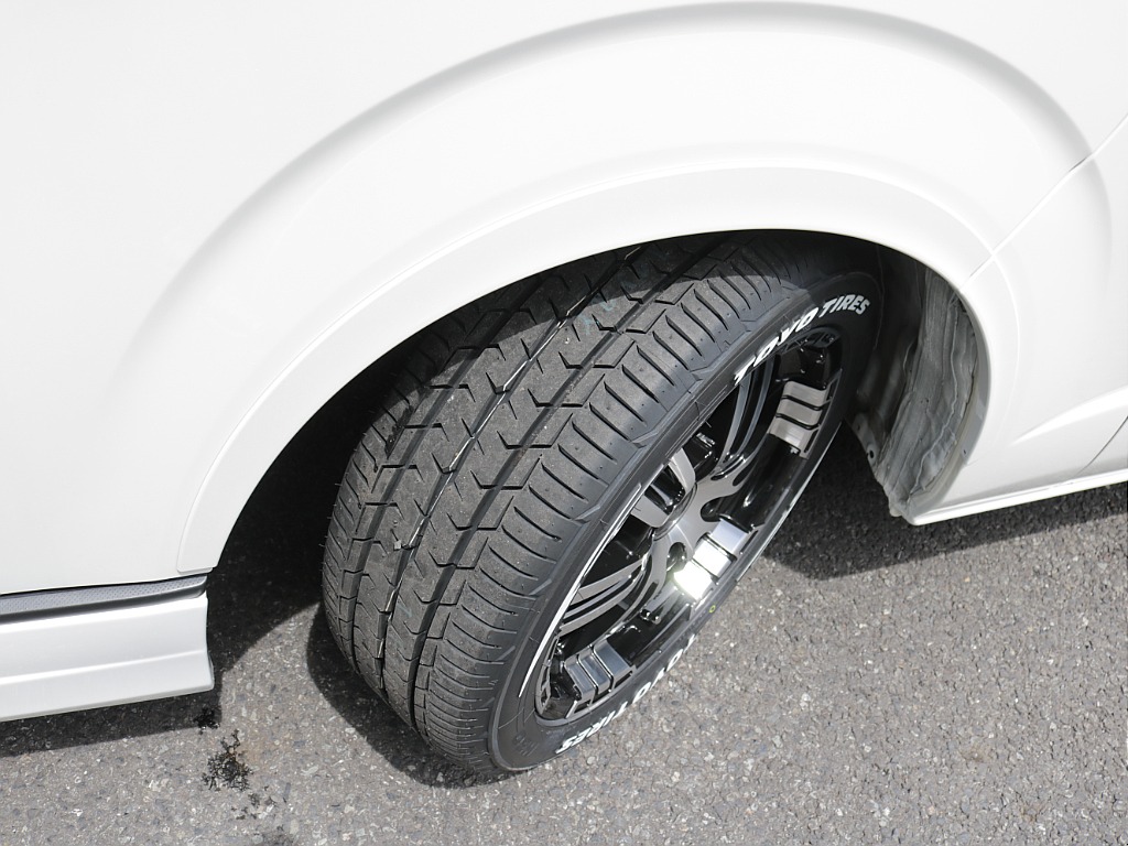 令和５年式ハイエースＶダークプライムⅡ２０００ガソリン２ＷＤフレックスカスタム入庫！新品オリジナルスポイラー新品オリジナルオーバーフェンダー新品オリジナル１８インチアルミ新品パイオニア９インチナビ装備