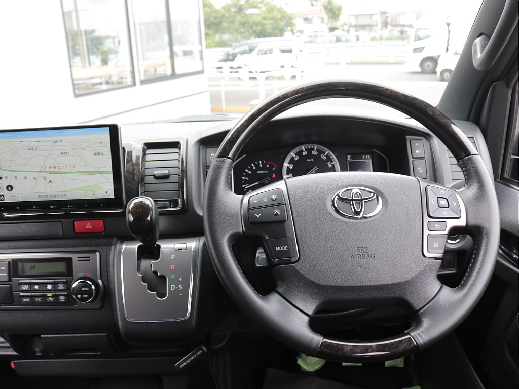 令和５年式ハイエースＶダークプライムⅡ２０００ガソリン２ＷＤフレックスカスタム入庫！新品オリジナルスポイラー新品オリジナルオーバーフェンダー新品オリジナル１８インチアルミ新品パイオニア９インチナビ装備