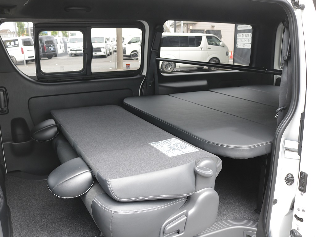 令和５年式ハイエースＶダークプライムⅡ２０００ガソリン２ＷＤフレックスカスタム入庫！新品オリジナルスポイラー新品オリジナルオーバーフェンダー新品オリジナル１８インチアルミ新品パイオニア９インチナビ装備
