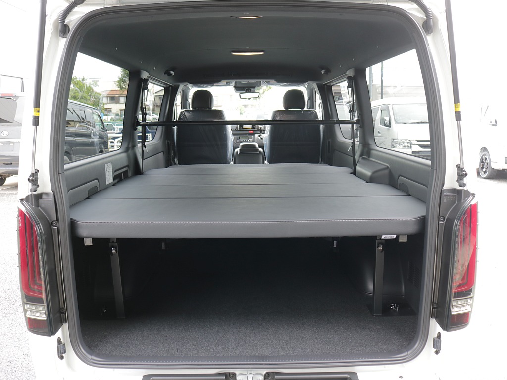 令和８年式ハイエースＶダークプライムⅡ２０００ガソリン２ＷＤカスタム車両入庫！！アルパインＢＩＧ－Ｘ１１インチナビビルトインＥＴＣ２．０装備ＨＤＭＩソケット増設オリジナルベットＫＩＴ装着済み！！