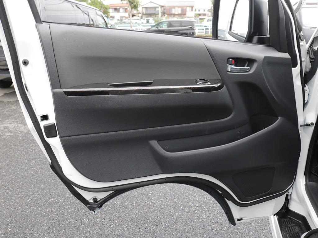 令和８年式ハイエースＶダークプライムⅡ２０００ガソリン２ＷＤカスタム車両入庫！！アルパインＢＩＧ－Ｘ１１インチナビビルトインＥＴＣ２．０装備ＨＤＭＩソケット増設オリジナルベットＫＩＴ装着済み！！