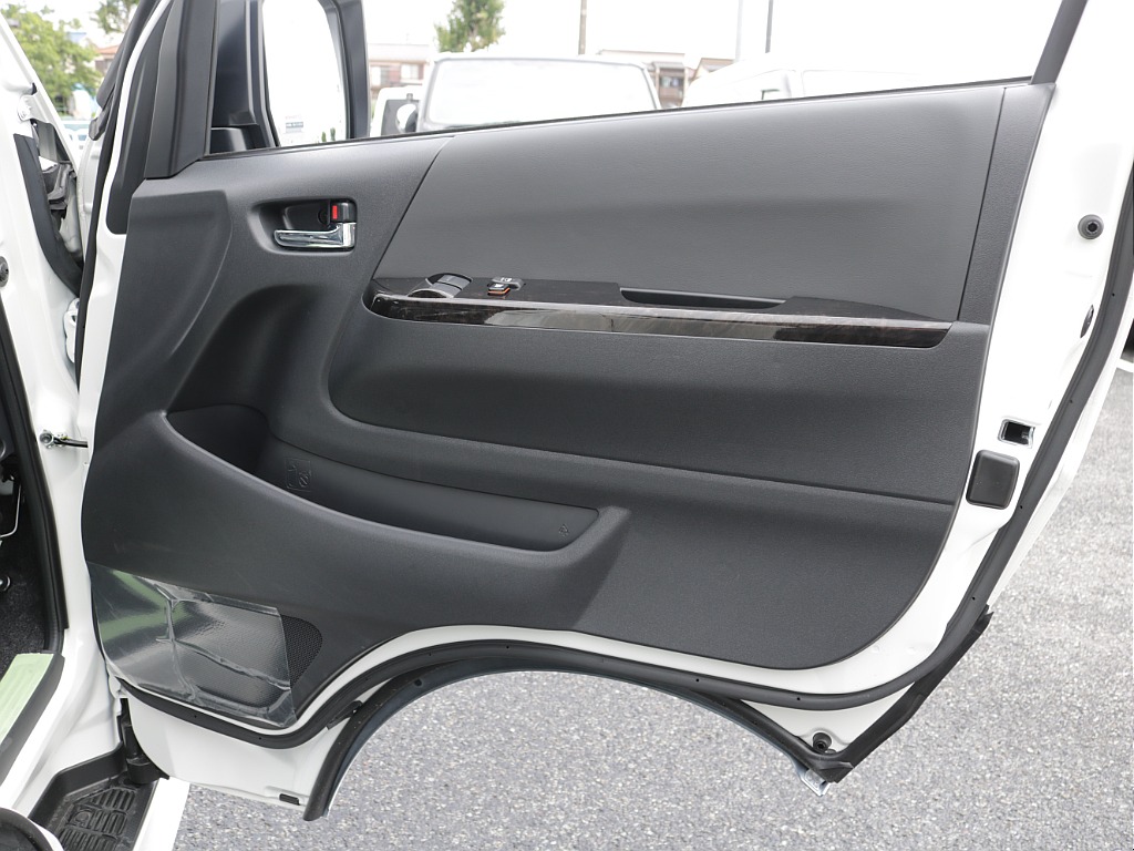 令和８年式ハイエースＶダークプライムⅡ２０００ガソリン２ＷＤカスタム車両入庫！！アルパインＢＩＧ－Ｘ１１インチナビビルトインＥＴＣ２．０装備ＨＤＭＩソケット増設オリジナルベットＫＩＴ装着済み！！
