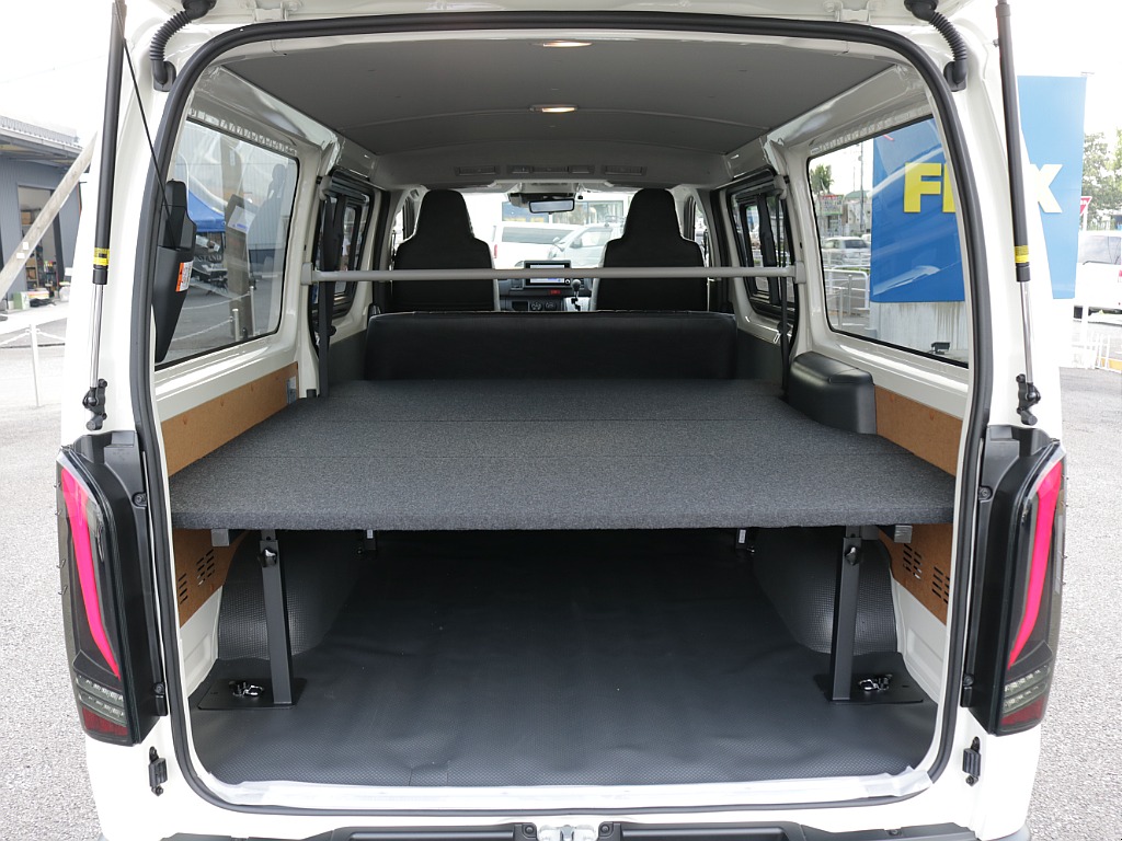 新車ハイエースＶスポーツパッケージ完成！ＥＳＳＥＸフロントスポイラーオリジナル１８インチアルミヨコハマパラダ１８インチタイヤオリジナルオーバーフェンダーオリジナルＬＥＤテール２インチローダウン済み