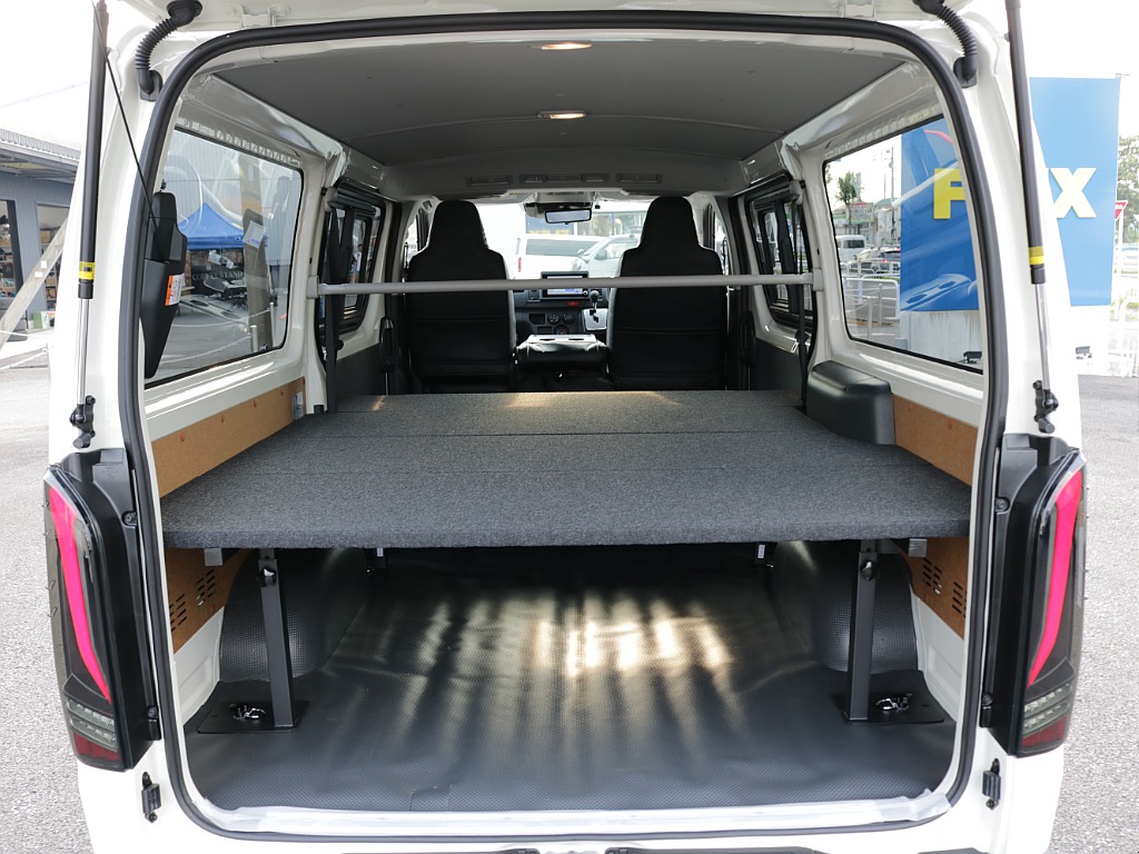 新車ハイエースＶスポーツパッケージ完成！ＥＳＳＥＸフロントスポイラーオリジナル１８インチアルミヨコハマパラダ１８インチタイヤオリジナルオーバーフェンダーオリジナルＬＥＤテール２インチローダウン済み