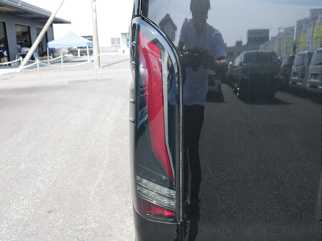 新車ハイエースＶ　ＤＸＧＬパッケージ２８００ディーゼルターボブラックスポーツパッケージ完成！！ＥＳＳＥＸフロントスポイラーオリジナル１７インチアルミナスカー１７インチタイヤ２インチダウンベット装備！！