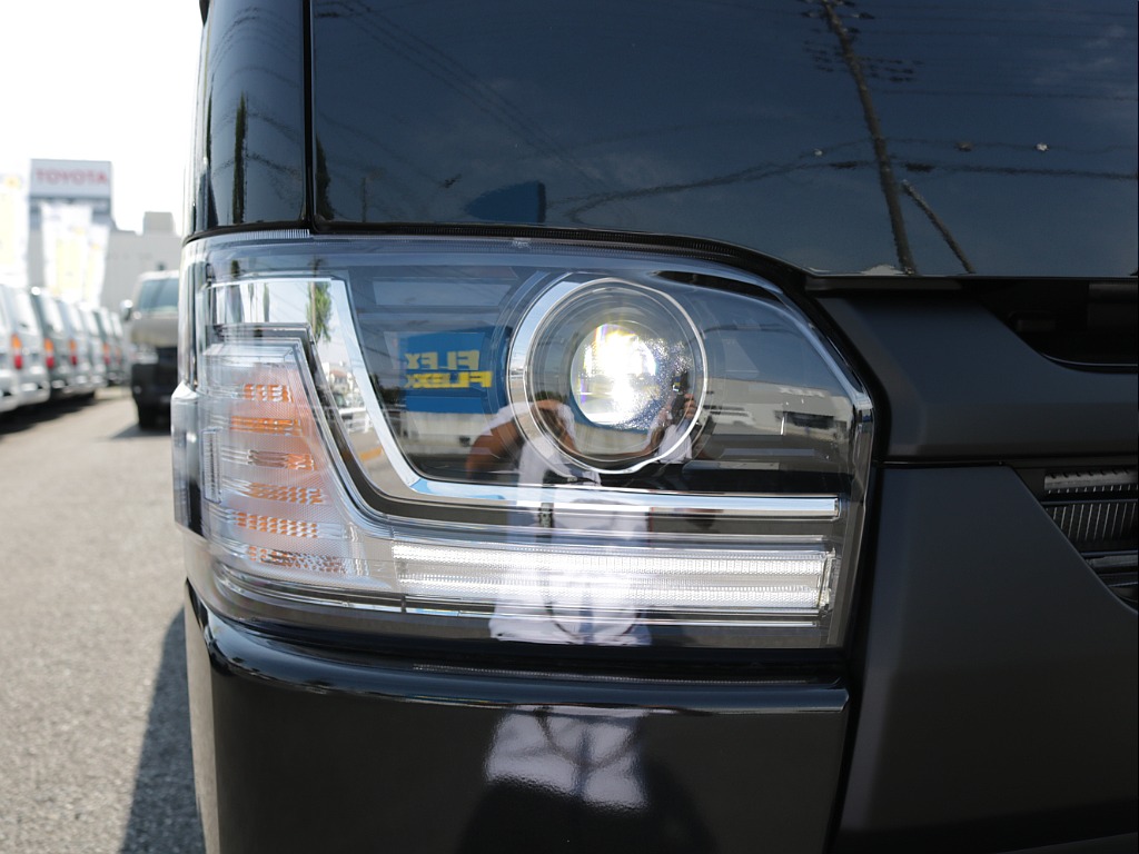 新車ハイエースＶ　ＤＸＧＬパッケージ２８００ディーゼルターボブラックスポーツパッケージ完成！！ＥＳＳＥＸフロントスポイラーオリジナル１７インチアルミナスカー１７インチタイヤ２インチダウンベット装備！！