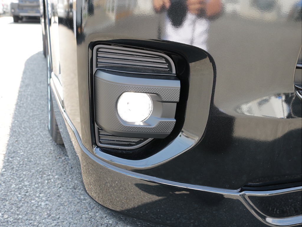 新車ハイエースＶ　ＤＸＧＬパッケージ２８００ディーゼルターボブラックスポーツパッケージ完成！！ＥＳＳＥＸフロントスポイラーオリジナル１７インチアルミナスカー１７インチタイヤ２インチダウンベット装備！！