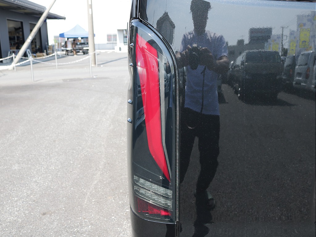 新車ハイエースＶ　ＤＸＧＬパッケージ２８００ディーゼルターボブラックスポーツパッケージ完成！！ＥＳＳＥＸフロントスポイラーオリジナル１７インチアルミナスカー１７インチタイヤ２インチダウンベット装備！！