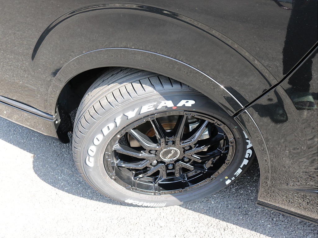 新車ハイエースＶ　ＤＸＧＬパッケージ２８００ディーゼルターボブラックスポーツパッケージ完成！！ＥＳＳＥＸフロントスポイラーオリジナル１７インチアルミナスカー１７インチタイヤ２インチダウンベット装備！！