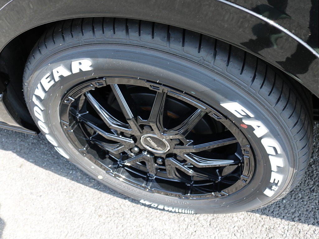 新車ハイエースＶ　ＤＸＧＬパッケージ２８００ディーゼルターボブラックスポーツパッケージ完成！！ＥＳＳＥＸフロントスポイラーオリジナル１７インチアルミナスカー１７インチタイヤ２インチダウンベット装備！！