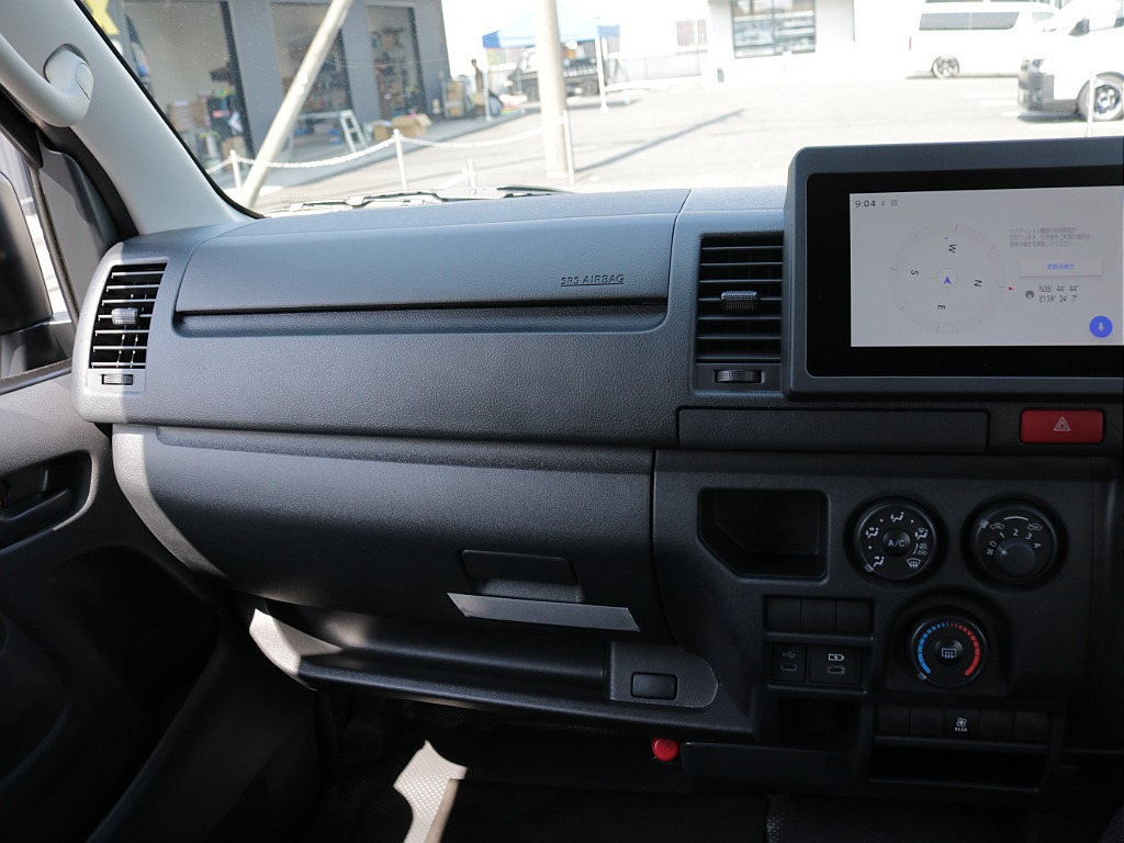 新車ハイエースＶ　ＤＸＧＬパッケージ２８００ディーゼルターボブラックスポーツパッケージ完成！！ＥＳＳＥＸフロントスポイラーオリジナル１７インチアルミナスカー１７インチタイヤ２インチダウンベット装備！！