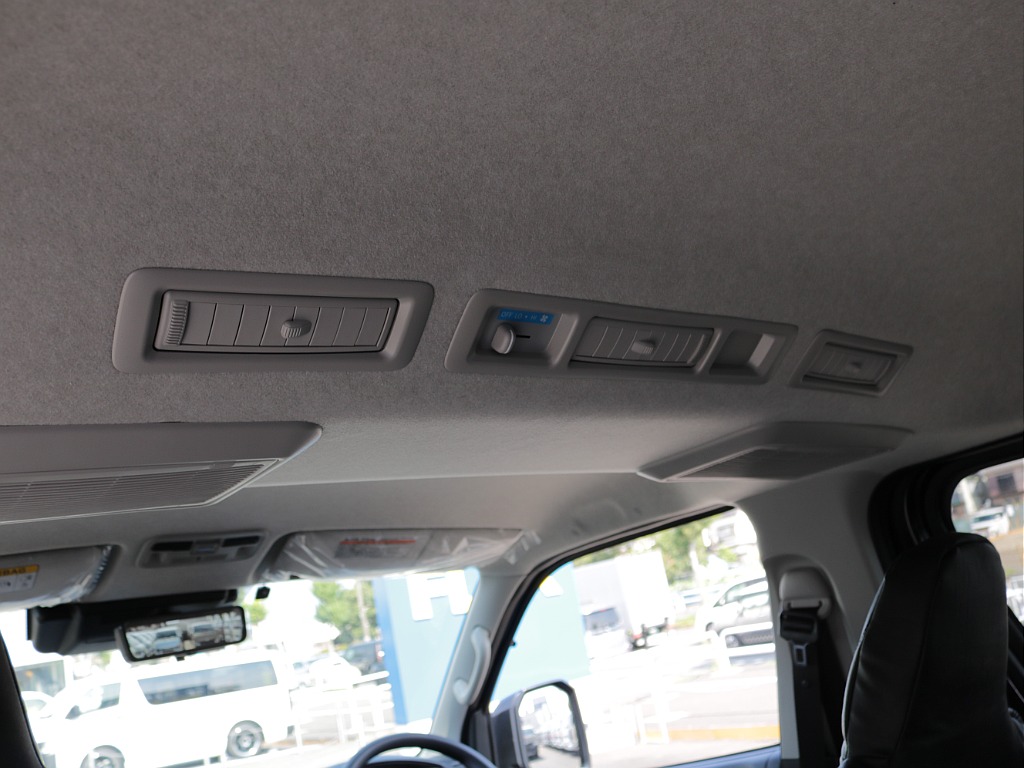 新車ハイエースＶ　ＤＸＧＬパッケージ２８００ディーゼルターボブラックスポーツパッケージ完成！！ＥＳＳＥＸフロントスポイラーオリジナル１７インチアルミナスカー１７インチタイヤ２インチダウンベット装備！！