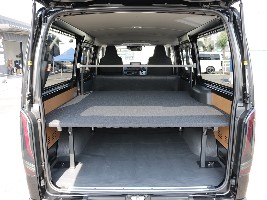 新車ハイエースＶ　ＤＸＧＬパッケージ２８００ディーゼルターボブラックスポーツパッケージ完成！！ＥＳＳＥＸフロントスポイラーオリジナル１７インチアルミナスカー１７インチタイヤ２インチダウンベット装備！！