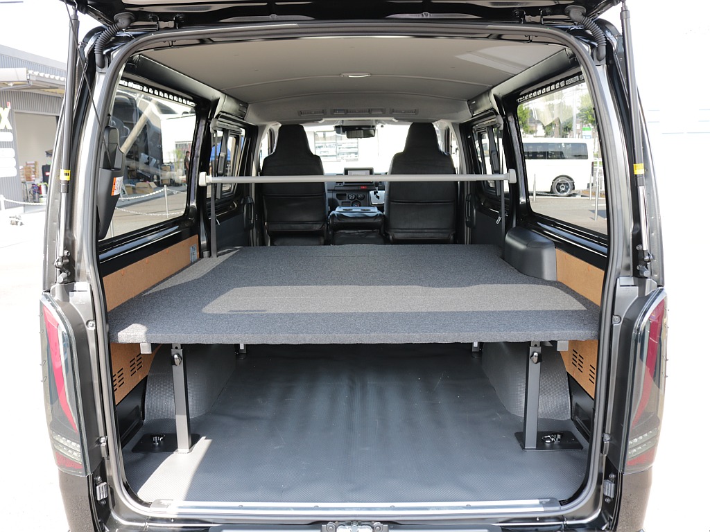 新車ハイエースＶ　ＤＸＧＬパッケージ２８００ディーゼルターボブラックスポーツパッケージ完成！！ＥＳＳＥＸフロントスポイラーオリジナル１７インチアルミナスカー１７インチタイヤ２インチダウンベット装備！！