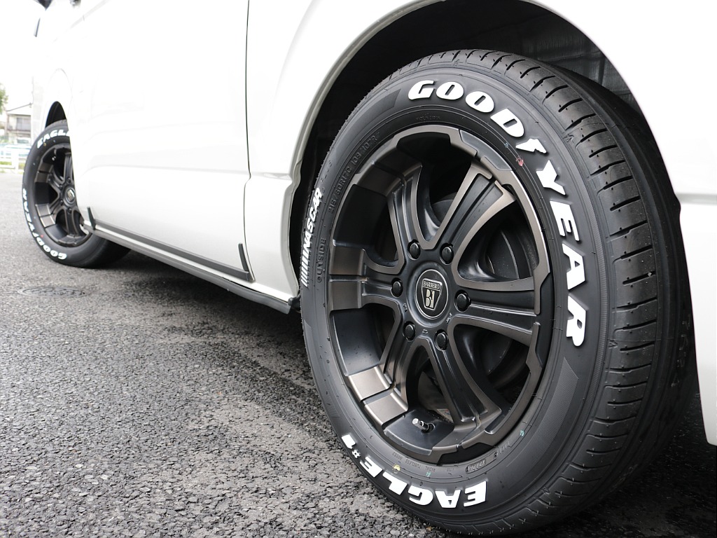 平成３０年式ダークプライムＶ２８００ディーゼル４ＷＤカスタム車両入庫！オリジナル１７インチアルミ１インチローダウンオリジナルＬＥＤテールライトリア全面床張り施工済み跳ね上げベットＫＩＴパイオニアナビ