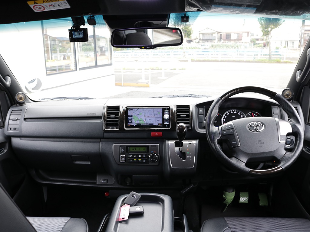 平成３０年式ダークプライムＶ２８００ディーゼル４ＷＤカスタム車両入庫！オリジナル１７インチアルミ１インチローダウンオリジナルＬＥＤテールライトリア全面床張り施工済み跳ね上げベットＫＩＴパイオニアナビ