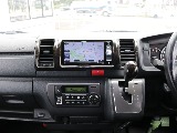 平成３０年式ダークプライムＶ２８００ディーゼル４ＷＤカスタム車両入庫！オリジナル１７インチアルミ１インチローダウンオリジナルＬＥＤテールライトリア全面床張り施工済み跳ね上げベットＫＩＴパイオニアナビ